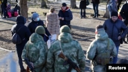 Residentes se alejan de la ciudad de Donetsk, en el este de Ucrania, el 20 de febrero de 2022. (Reuters/Alexander Ermochenko).