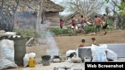 Afectados por el huracán Matthew en Baracoa cocinan los alimentos en un fogón de leña. 