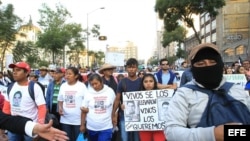 Manifestantes participan en una marcha en protesta por los 43 estudiantes desaparecidos en Ayotzinapa hace más de dos meses.