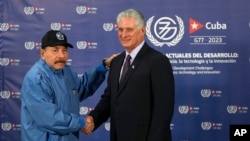  Miguel Díaz-Canel saluda al presidente de Nicaragua, Daniel Ortega, en la cumbre del G77 + China celebrada en La Habana, Cuba, el 15 de septiembre de 2023. (Foto AP/Ramon Espinosa)