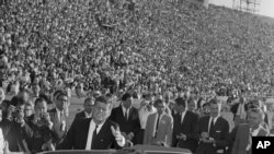 El presidente John F. Kennedy el 15 de julio de 1960 en Los Angeles. (AP Photo).