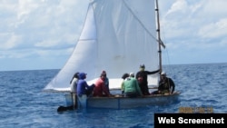 Cubanos rescatados por la Guardia Costera a 105 millas de Cayo Hueso. 