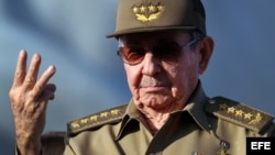 Raúl Castro, lidera el desfile por el Día Internacional de los Trabajadores hoy, lunes 01 de mayo de 2017, en la Plaza de la Revolución de La Habana (Cuba).