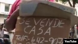 Un cubano intenta vender su casa en la calle Prado, en La Habana.