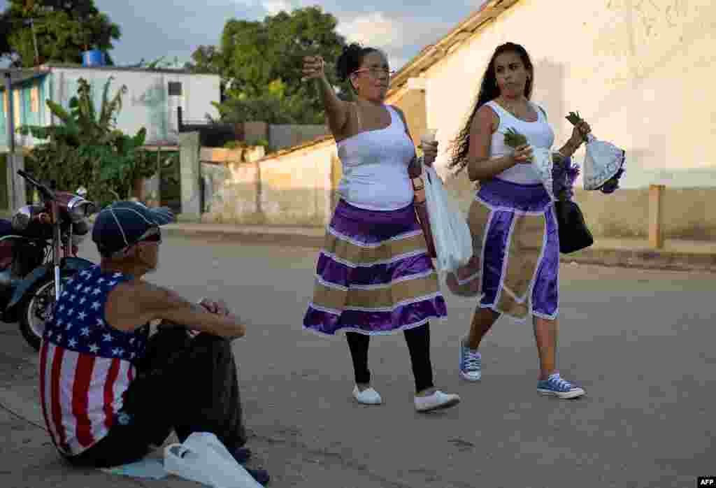 Peregrinos caminan hacia El Rinc&#243;n, en La Habana, para adorar a San L&#225;zaro en su d&#237;a. Yamil Lage/AFP