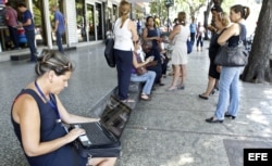 Los nuevos puntos Wi-fi y aplicaciones de videoconferencia han acortado un poco la distancia con los que se fueron.