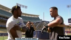 Yasiel Puig y José "Pito" Abreu se encuentran en el estadio de los Dodgers.