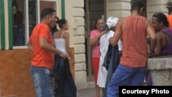 Cubanos opinaron sobre la reventa de productos básicos.