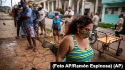 Yuliet Colón tira de su carrito de supermercado en La Habana, el 2 de abril de 2021. (Foto AP/Ramón Espinosa).