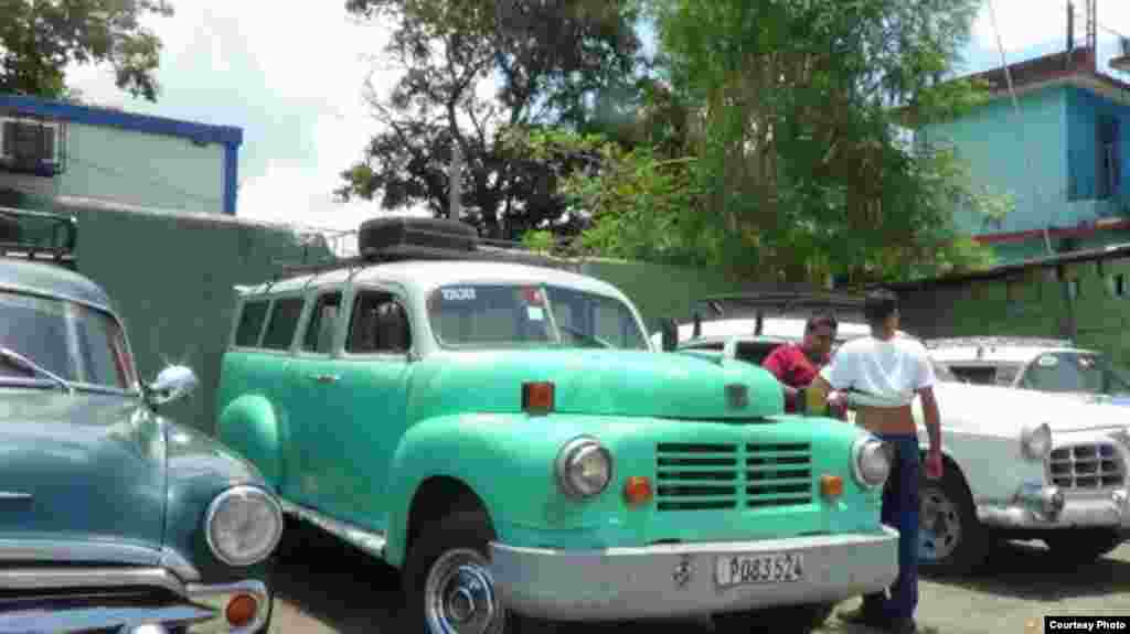 Junto a la camioneta Lincoln se observan otras, a la espara de pasajeros en una terminal en Bayamo, Granma, Cuba. Foto cortesía de Yoandri Montoya.