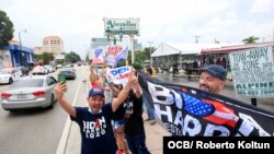 Manifestantes de ambos partidos se manifestaron este sábado frente al restaurant Versailles, en la Pequeña Habana de Miami. (Imagen de Roberto Koltún).