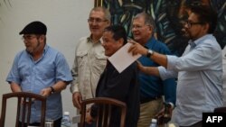 Miembros del Ejército de Liberación Nacional (ELN) de Colombia, durante una conferencia de prensa en La Habana, el 11 de mayo del 2017. (Adalberto Roque / AFP).