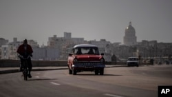 Vista del Malecón y el Capitolio, al fondo, en La Habana. (AP Foto/Ramón Espinosa)