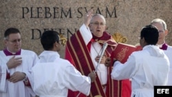 El Papa Francisco durante la misa del Domingo de Ramos, en la Plaza San Pedro del Vaticano. 