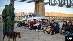 Un grupo de 30 migrantes brasileños detenidos tras cruzar la frontera a EEUU.