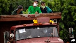 Un camión de la era soviética transporta a trabajadores cubanos durante la pandemia del coronavirus. AP Photo/Ramon Espinosa