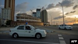 Patrullas de la policía bloquean el acceso al Malecón, en La Habana, durante el toque de queda establecido por el repunte de coronavirus. (YAMIL LAGE / AFP) 