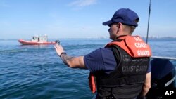 Agentes de la Guardia Costera de Estados Unidos, en las costas de la Florida. (AP Photo / Lynne Sladky).