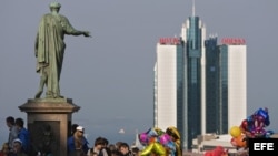 Habitantes se reúnen alrededor del monumento del Duque de Richelieu en Odesa (Ucrania).