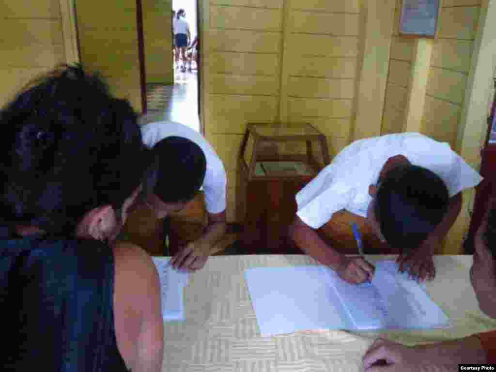 Estudiantes cubanos firmando el juramento a Castro.