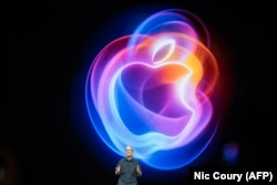 El presidente de Apple, Tim Cook, presenta el nuevo iPhone en un evento titulado "It's Glowtime" (Es tiempo de brillar).