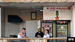 Trabajadores de una cafetería estatal conversan mientras esperan la llegada de algún cliente. Foto: Archivo.