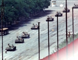 La fotografía de Arthur Tsang de los tanques avanzando hacia la Plaza de Tiananmen el 5 de junio de 1989. REUTERS/Arthur Tsang