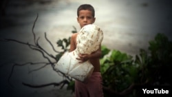 Niño con busto de José Martí - Huracán Irma - 2017