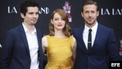 Foto de archivo tomada el 15 de mayo de 2015 del director de cine Damien Chazelle (izq) y los actores Emma Stone (c) y Ryan Gosling durante la ceremonia de impresión de huellas en el Teatro Chino TCL en Hollywood (Estados Unidos). La cinta "La La Land" ha