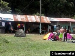 Cubanos recién llegados a La Miel, Panamá, arman sus carpas en los terrenos de una escuela local (A.Artiles)