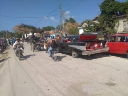 Colas para comprar gasolina en Velasco, Holguín. (Foto: Sorania Cruz Rosales)