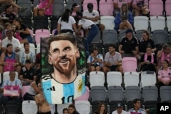 Los fanáticos lo esperaron en el estadio de Fort Lauderdale. (AP Photo/Rebecca Blackwell)