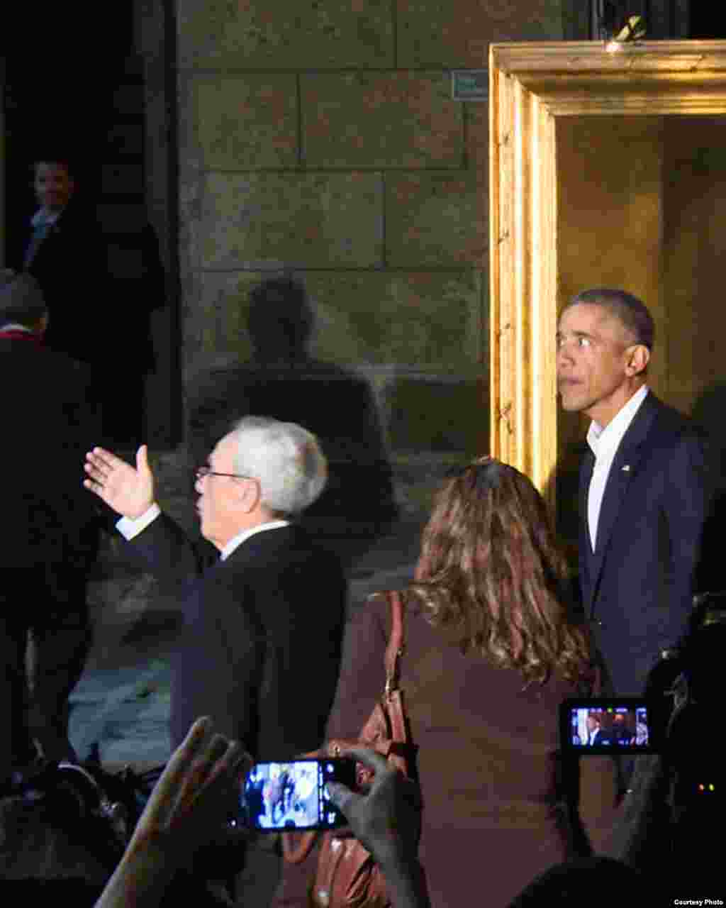 Eusebio Leal explica al presidente Obama. 