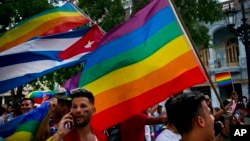 Activistas de la comunidad LGBTI en Cuba durante una marcha espontánea contra la homofobia el 11 de mayo de 2019, que fue reprimida por la policía. AP Photo/Ramon Espinosa