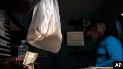 Una bodega en La Habana. (AP Photo/Ramon Espinosa)