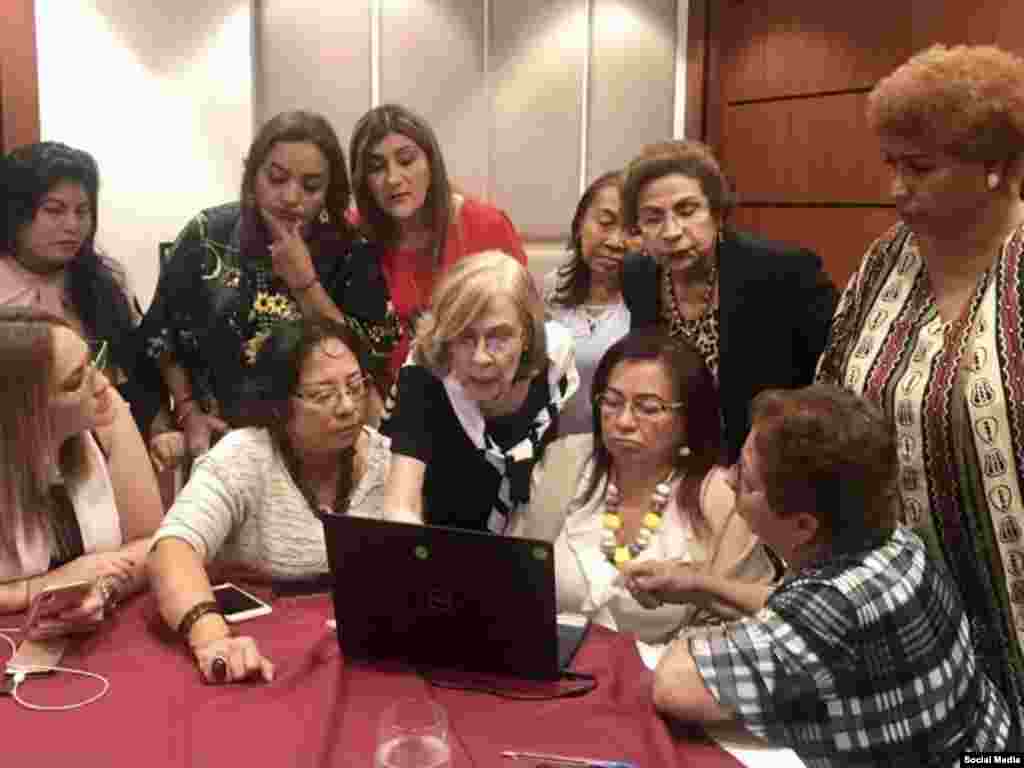 Teresita Y&#225;niz al centro junto con un grupo de defensora de las mujeres. 