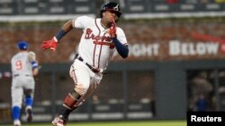 El jardinero venezolano Ronald Acuña Jr. (13) y los Bravos de Atlanta pactaron un contrato de 100 millones de dólares. (Brett Davis-USA TODAY Sports)