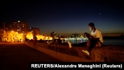 Foto Archivo. Un cubano se conecta a Internet desde el Malecón de La Habana.