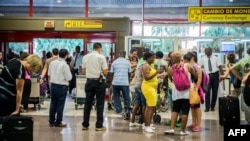 Cubanos en el Aeropuerto Internacional José Martí.