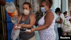 Medidas de higiene antes de entrar a una tienda. REUTERS/Alexandre Meneghini