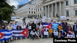 Manifestación frente al Congreso español de decenas de cubanos, bolivianos y venezolanos. (Foto: Cortesía)