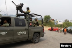 Soldados patrullan mientras la gente huye de la violencia de las bandas armadas,, México, 9 de junio de 2024. (REUTERS/Manuel Orbegozo)