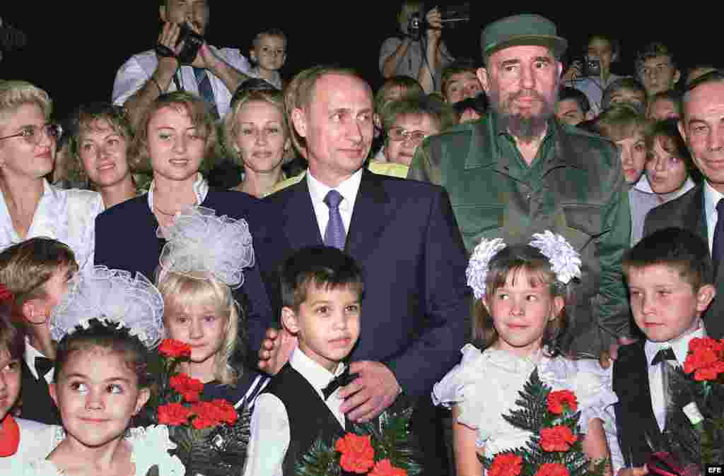 Vladimir Putin y Fidel Castro posan en dieiembre del 2000 con familiares de los militares rusos destacados en la base de escuchas radioelectrónicas de Lourdes, cerca de San Antonio de los Baños, que luego fuera cerrada por el mandatario ruso.