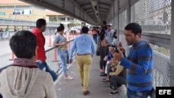 Cubanos bloqueados en la frontera entre México y Estados Unidos hacen una fila en la puerta de entrada a Estados Unidos en Nuevo Laredo. Foto Archivo.