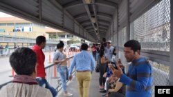 Cubanos bloqueados en la frontera entre México y Estados Unidos hacen una fila en la puerta de entrada a Estados Unidos en Nuevo Laredo. (Archivo)