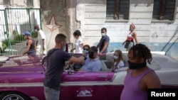 Turistas visitan Cuba en medio de una crisis sanitaria sin precedentes en el país. (REUTERS/Alexandre Meneghini)