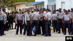  Agentes de Policía Nacional Revolucionaria (PNR) en La Habana, Cuba. Foto Archivo