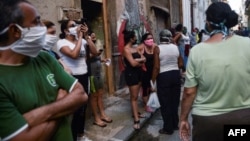 Una cola para comprar alimentos en La Habana durante la pandemia. YAMIL LAGE / AFP