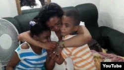 Jackeline Heredia Morales junto a sus hijos. 