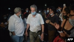 Fernando Pérez acompañó a los jóvenes manifestantes frente al Ministerio de Cultura de Cuba el 27N. (Yamil Lage/AFP